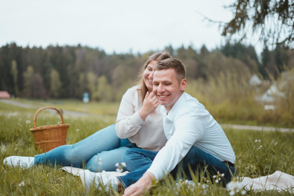 Christian pflückt eine Blume